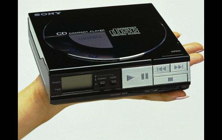 Fotografía facilitada por SONY del D-50, el primer reproductor portátil de la serie Discman, lanzado en 1984. EFE  /