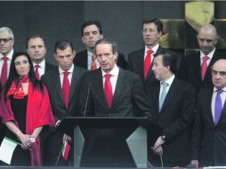 Carlos Gómez y Gómez y otros directivos de Santander estuvieron presentes en la Bolsa Mexicana de Valores para el ''campanazo'. EFE  /