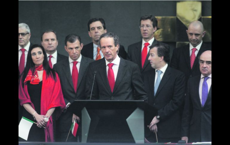 Carlos Gómez y Gómez y otros directivos de Santander estuvieron presentes en la Bolsa Mexicana de Valores para el ''campanazo'. EFE  /