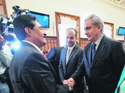 AYUNTAMIENTO DE GUADALAJARA. El alcalde Ramiro Hérndandez (Izq) saluda al regidor Alberto Cárdenas.  /