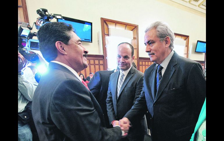 AYUNTAMIENTO DE GUADALAJARA. El alcalde Ramiro Hérndandez (Izq) saluda al regidor Alberto Cárdenas.  /