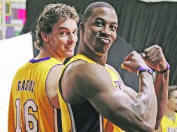 Dupla de cuidado. Pau Gasol posa junto al recién llegado Dwight Howard. AP  /