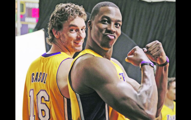 Dupla de cuidado. Pau Gasol posa junto al recién llegado Dwight Howard. AP  /