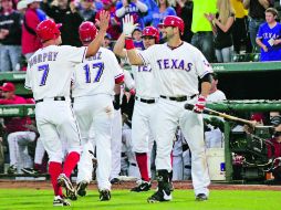 En lo que conocen a su oponente, los Rangers de Texas celebran el haber vencido a los Angelinos en la carrera por la división. AFP  /