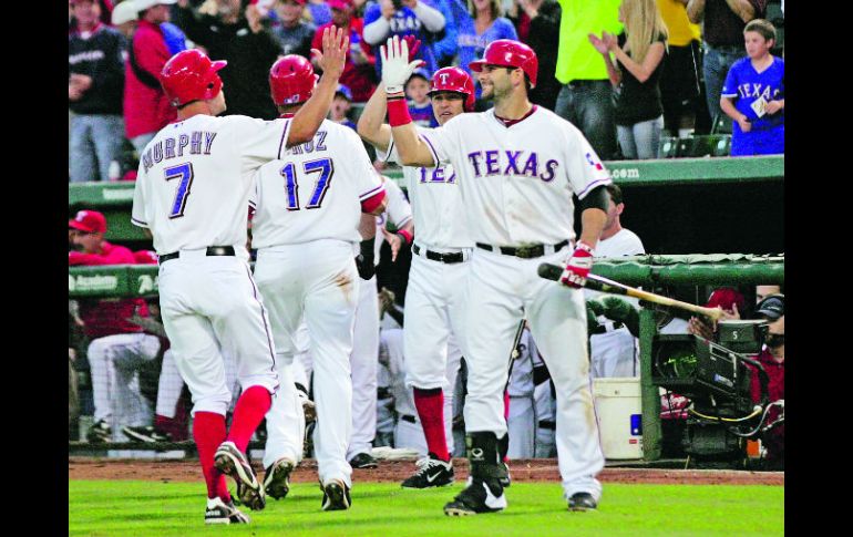 En lo que conocen a su oponente, los Rangers de Texas celebran el haber vencido a los Angelinos en la carrera por la división. AFP  /