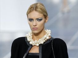 La modelo polaca Anja Rubik presenta una creación de la colección prêt-à-porter de Chanel, por Karl Lagerfeld. AFP  /