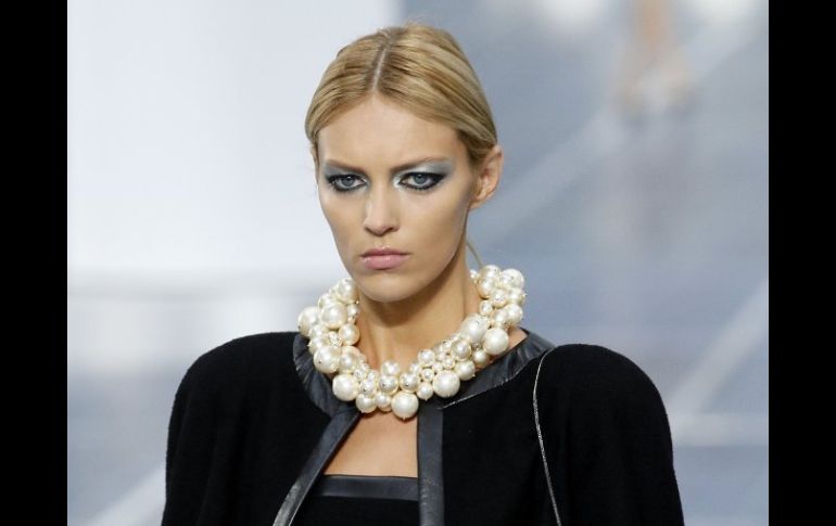 La modelo polaca Anja Rubik presenta una creación de la colección prêt-à-porter de Chanel, por Karl Lagerfeld. AFP  /