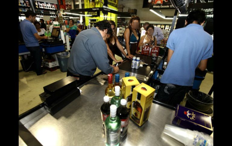 En México se tiene un indicador de un consumo de alcohol por habitante de 8.42 litros al año. ARCHIVO  /