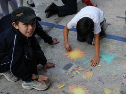 Chicos dando forma a  su dibujo, mientras escuchan una lectura.  /