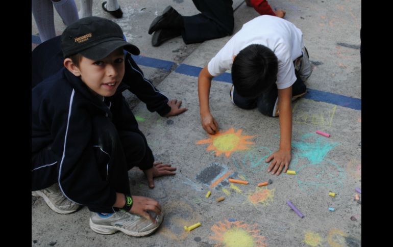 Chicos dando forma a  su dibujo, mientras escuchan una lectura.  /