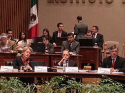 Macarita Elizondo, Marco Antonio Baños y Leonardo Valdés en la sesión extraordinaria de hoy del Consejo General del IFE. NTX  /