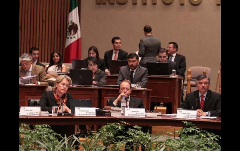 Macarita Elizondo, Marco Antonio Baños y Leonardo Valdés en la sesión extraordinaria de hoy del Consejo General del IFE. NTX  /