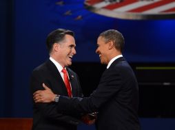 Mitt Romney y Barack Obama se dan la mano en el inicio del debate. AFP  /