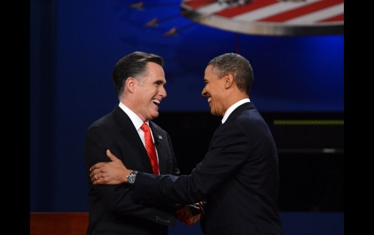 Mitt Romney y Barack Obama se dan la mano en el inicio del debate. AFP  /