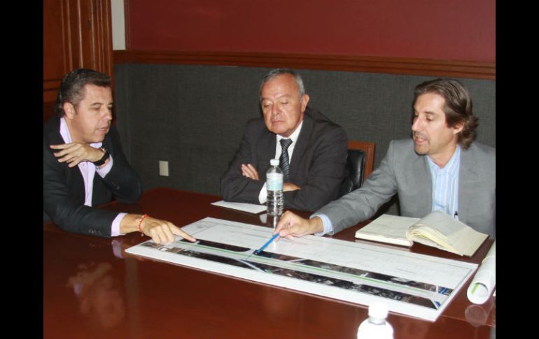 En la imagen Alfredo Barba (izq) en reunión con autoridades del ITESO. ESPECIAL  /