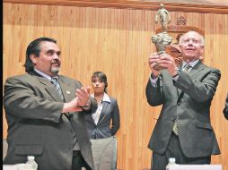 En la imagen, el rector de la Universidad de Guadalajara, Marco Antonio Cortés Guardado y José Narro Robles.  /