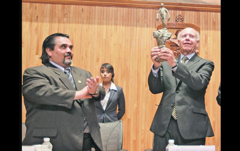 En la imagen, el rector de la Universidad de Guadalajara, Marco Antonio Cortés Guardado y José Narro Robles.  /