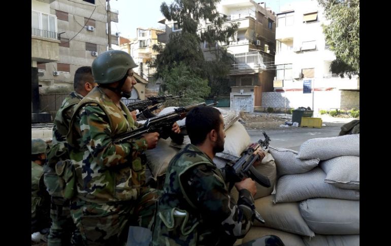 Soldados sirios se enfrentan a terroristas en Qudsaya . EFE  /