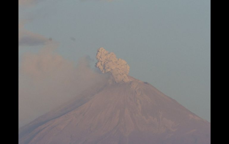 El volcán Popocatépetl registró este jueves dos exhalaciones con ceniza. ARCHIVO  /