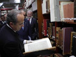 Calderón realizó un recorirido por las instalaciones de la biblioteca como parte del evento inaugural. NTX  /