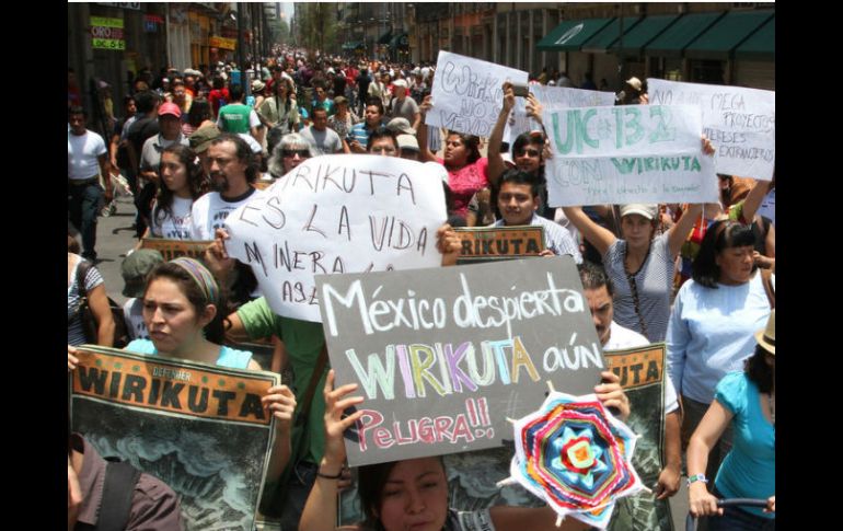 Cientos de personas manifiestan su apoyo a Wirikuta. ARCHIVO  /