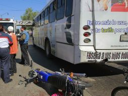 Un joven que iba en su motocicleta se impactó contra una unidad del transporte público. ARCHIVO  /