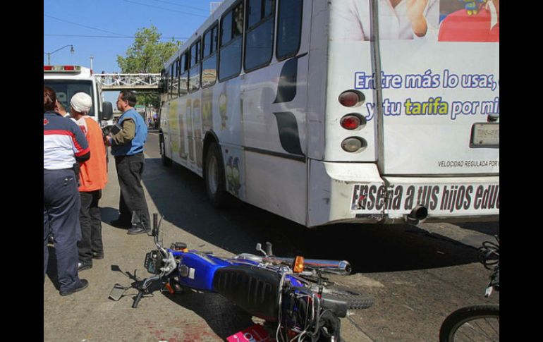 Un joven que iba en su motocicleta se impactó contra una unidad del transporte público. ARCHIVO  /