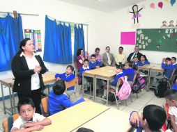 EN EL SALÓN. El director de la primaria Emiliano Zapata y directivos del GAP acompañan a los escolares de segundo grado.  /