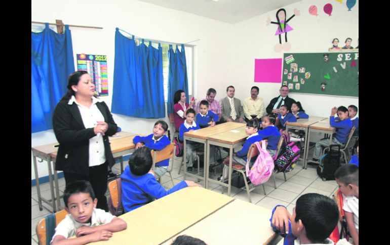 EN EL SALÓN. El director de la primaria Emiliano Zapata y directivos del GAP acompañan a los escolares de segundo grado.  /