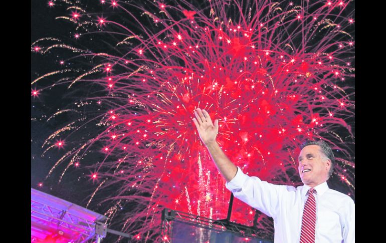 Virginia. Romney, candidato presidencial saluda a sus seguidores en mitin. REUTERS  /