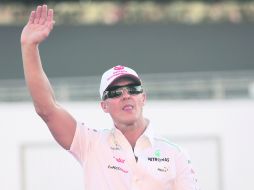 Popular. Michael Schumacher saluda al público que acudió a las actividades promocionales en el circuito de Suzuka.AP  /