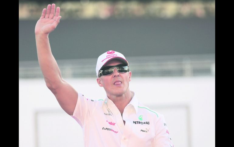 Popular. Michael Schumacher saluda al público que acudió a las actividades promocionales en el circuito de Suzuka.AP  /