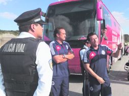 El incidente.Agentes de la SVyT detuvieron el autobús de Chivas durante su trayecto al Estadio Omnilife para su encuentro contra Tigres  /