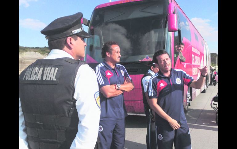 El incidente.Agentes de la SVyT detuvieron el autobús de Chivas durante su trayecto al Estadio Omnilife para su encuentro contra Tigres  /