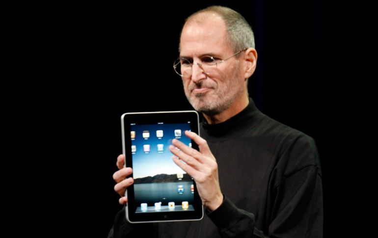 Aunque físicamente Steve Jobs partió hace un año, su sombra sigue pesando en Cupertino. AP  /