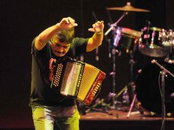 Celso Piña y su Ronda Bogotá, se presentó en la explanada de la Alhóndiga de Granaditas, en el Festival Internacional Cervantino. NTX  /