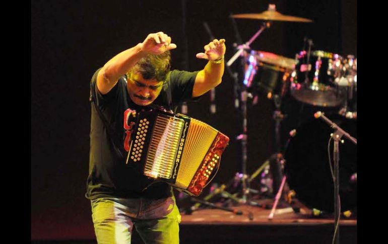 Celso Piña y su Ronda Bogotá, se presentó en la explanada de la Alhóndiga de Granaditas, en el Festival Internacional Cervantino. NTX  /