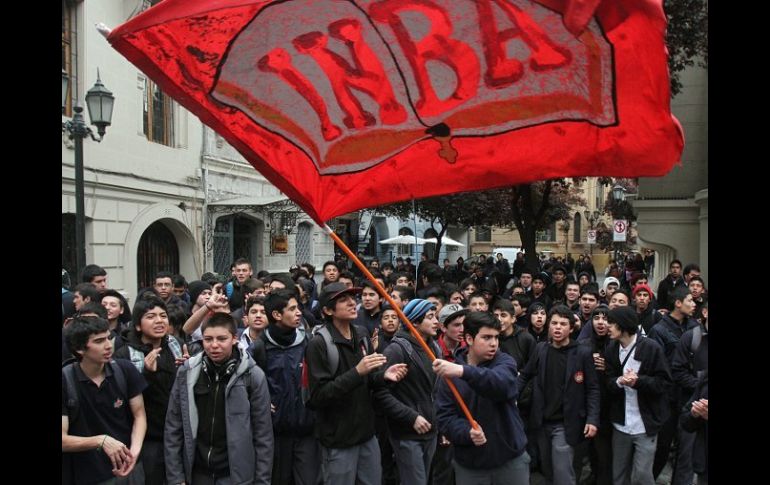 Alumnos del Instituto Nacional Barros Arana intervienen en el acto organizado por partidos de la centroizquierda chilena. EFE  /