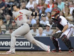 El primera base de los Cardenales de San Luis Allen Craig (i) batea un jonrón doble. EFE  /