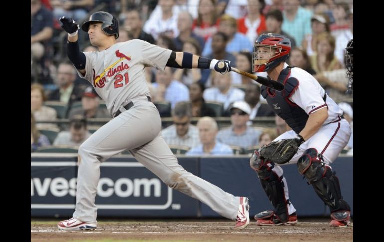 El primera base de los Cardenales de San Luis Allen Craig (i) batea un jonrón doble. EFE  /