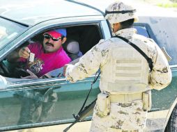 El Ejército instaló varios retenes en las principales entradas a Ciudad Acuña, tras el asesinato. EL UNIVERSAL  /