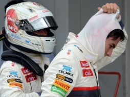 Sergio Pérez con su compañero en Sauber, el japonés Kamui Kobayashi (i), después de la calificación en el GP de Japón. AFP  /