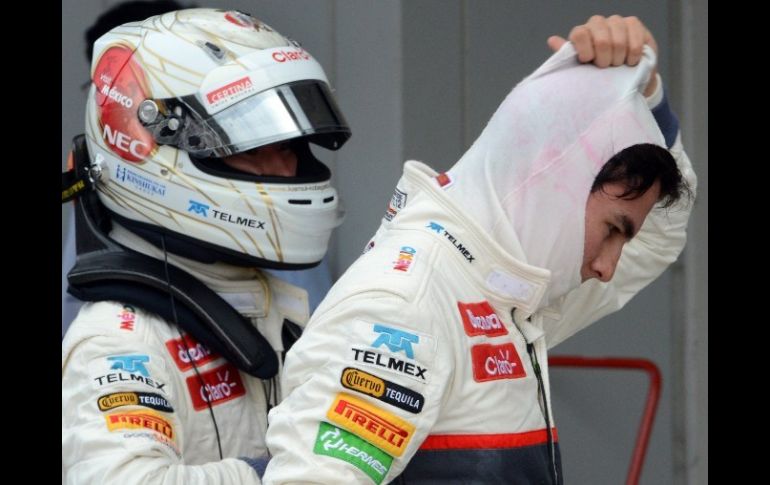 Sergio Pérez con su compañero en Sauber, el japonés Kamui Kobayashi (i), después de la calificación en el GP de Japón. AFP  /