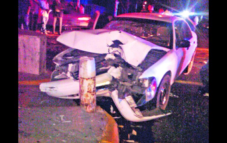 Auto oficial. Así terminó el auto conducido por el policía de Guadalajara, la madrugada de ayer. ESPECIAL  /