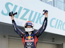 El piloto alemán Sebastian Vettel, de Red Bull, celebra tras ganar el Gran Premio de Japón de Fórmula Uno. EFE  /