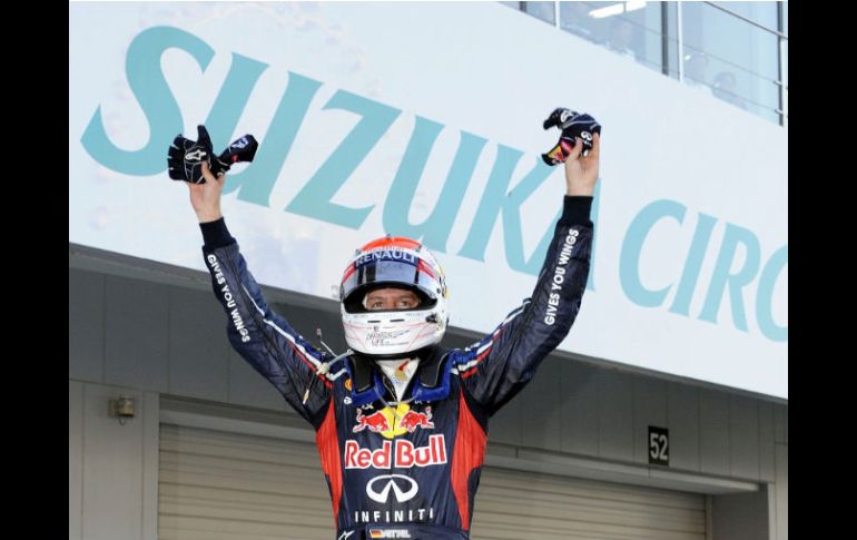 El piloto alemán Sebastian Vettel, de Red Bull, celebra tras ganar el Gran Premio de Japón de Fórmula Uno. EFE  /