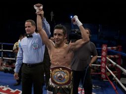 El boxeador mexicano Moisés Fuentes (d) celebra su triunfo sobre el puertorriqueño Iván Calderón. EFE  /