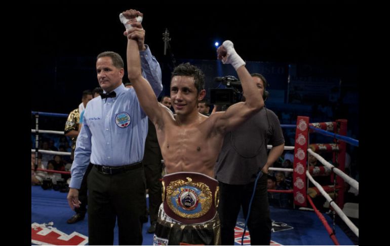 El boxeador mexicano Moisés Fuentes (d) celebra su triunfo sobre el puertorriqueño Iván Calderón. EFE  /