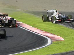 El piloto tapatío Sergio Pérez (d) va fuera durante el Gran Premio de Japón. AP  /