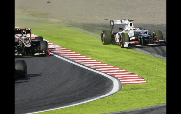 El piloto tapatío Sergio Pérez (d) va fuera durante el Gran Premio de Japón. AP  /